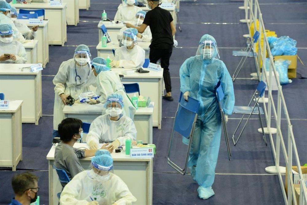 Mai Phương Thúy hỗ trợ người dân tiêm vaccine